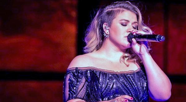 Kelly Clarkson Performs Heartbreaking ‘Purple Rain’ In Prince’s Hometown