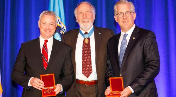 Gary Sinise Awarded With The Patriot Award For Supporting Military