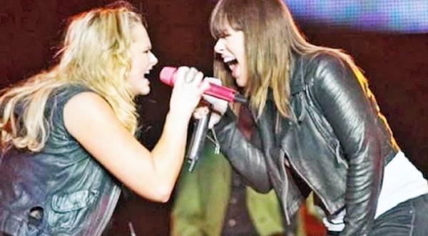 Kelly Clarkson Surprises Miranda Lambert Onstage For An Iconic Duet