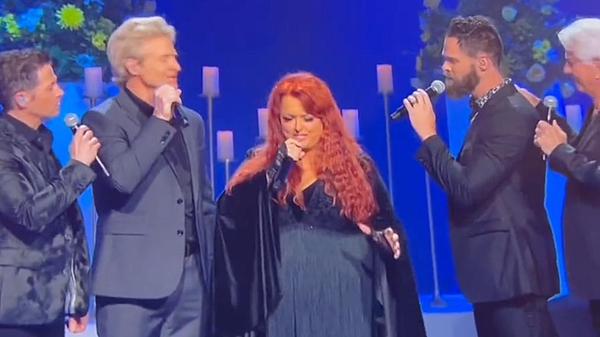 Wynonna Joined By Gospel Quartet For “How Great Thou Art” At Loretta Lynn Memorial