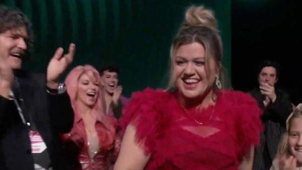 Kelly Clarkson Brings Most Adorable Date To People’s Choice Awards