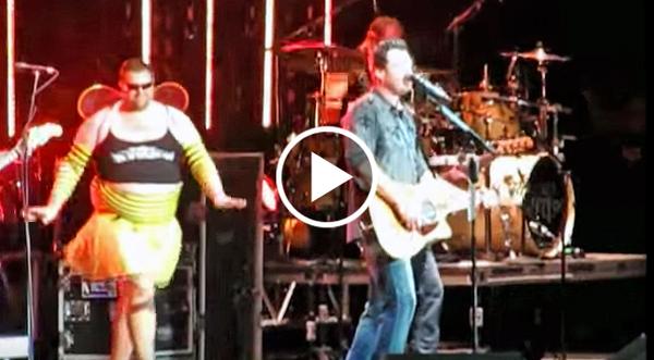 Brad Paisley Surprises Blake Shelton With Hysterical Onstage Prank