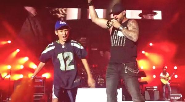 Boy Takes Over Brantley Gilbert’s Stage & Sings “Bottoms Up” At 2016 Concert