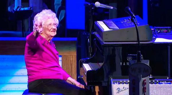 Josh Turner's 98-Year Old Grandmother Makes Opry Debut With Jaw-Dropping Piano Performance