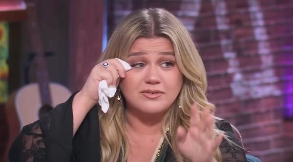 Kelly Clarkson Gets Emotional After Revealing Daughter River Gets Bullied For Dyslexia