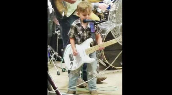 Tiny Outlaw Joins His Father On Stage For Killer ‘Folsom Prison Blues’ Performance