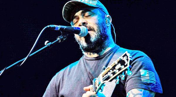 Aaron Lewis Pays Tribute To Fallen Soldiers In Song ‘Folded Flag’