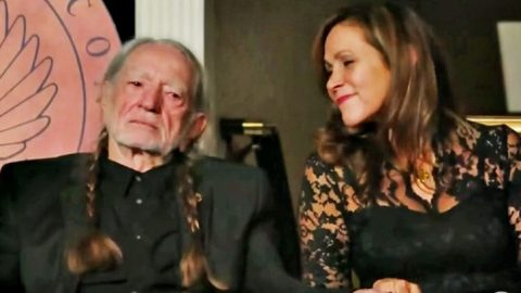 “Seven Spanish Angels” Tribute Leaves Willie Nelson Fighting Back Tears
