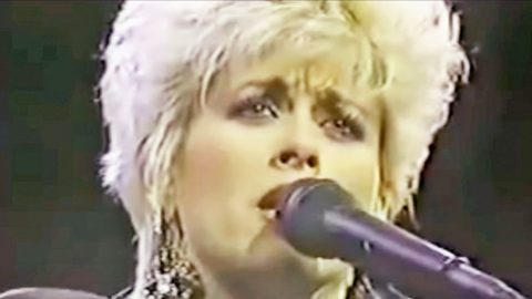 Lorrie Morgan Performs Her Late Husband Keith Whitley’s Iconic Song “Don’t Close Your Eyes”