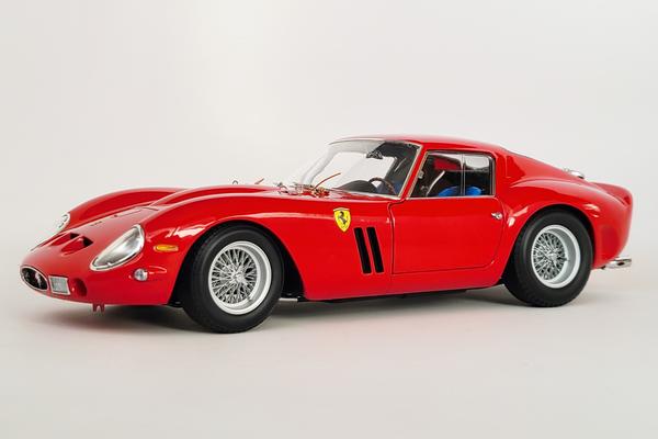 Ferrari 250 GTO | 1:18 Scale Diecast Model Car by Kyosho | Model Citizen