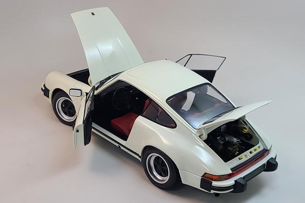 Porsche 911 Carrera 3.2 Coupe | 1:18 Scale Diecast Model Car by Minichamps | Model Citizen Diecast