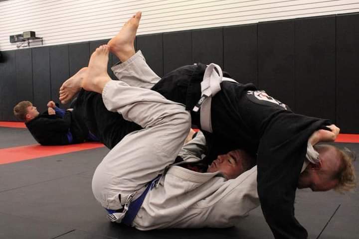 Grapplers rolling live on the mat