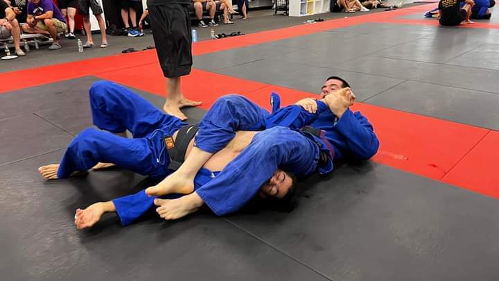 Athlete controlling from the back in competition
