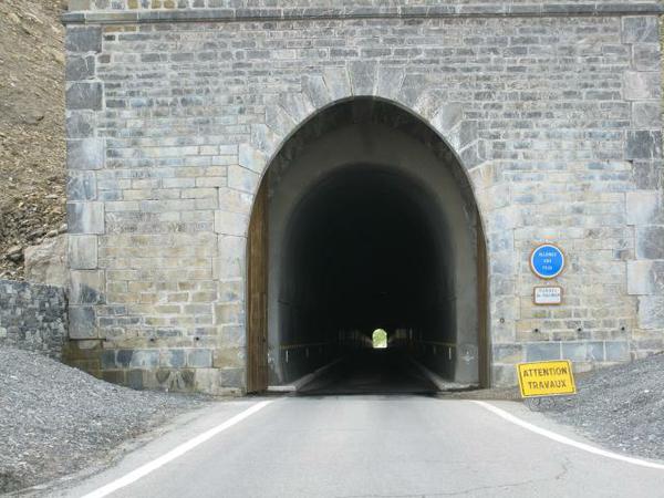 Slecht verlichte tunnel in de afdaling van Col du Lautauret